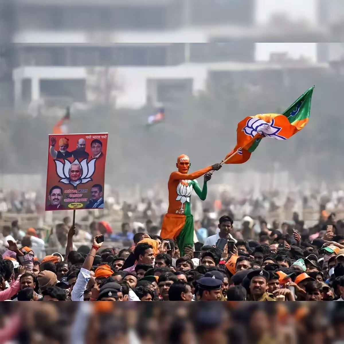 包含紧要关头，球员奋力拼抢，斩获宝贵胜利的词条