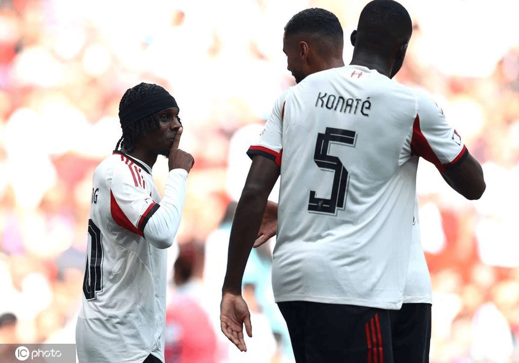 包含利物浦对战巴塞罗那，双方实力势均力敌的词条