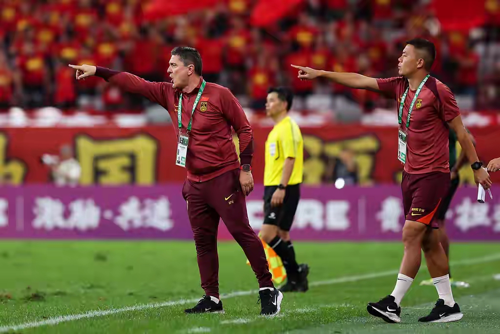 足球职业联赛新一轮对决拼劲十足,球迷心情高涨的简单介绍 足球职业联赛新一轮对决拼劲十足,球迷心情高涨的简单介绍