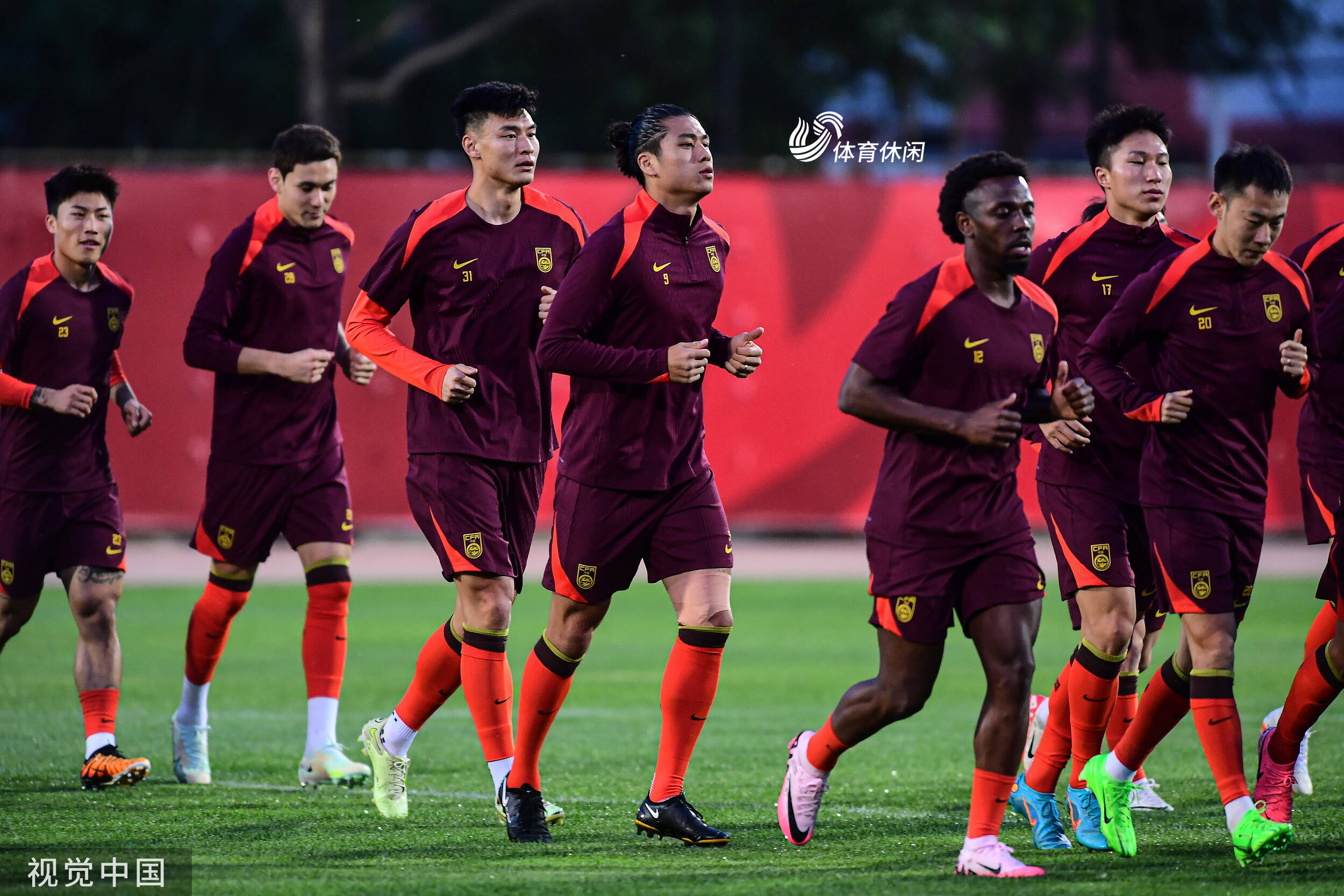 包含足球聚焦众人关注，球队备战备战的词条